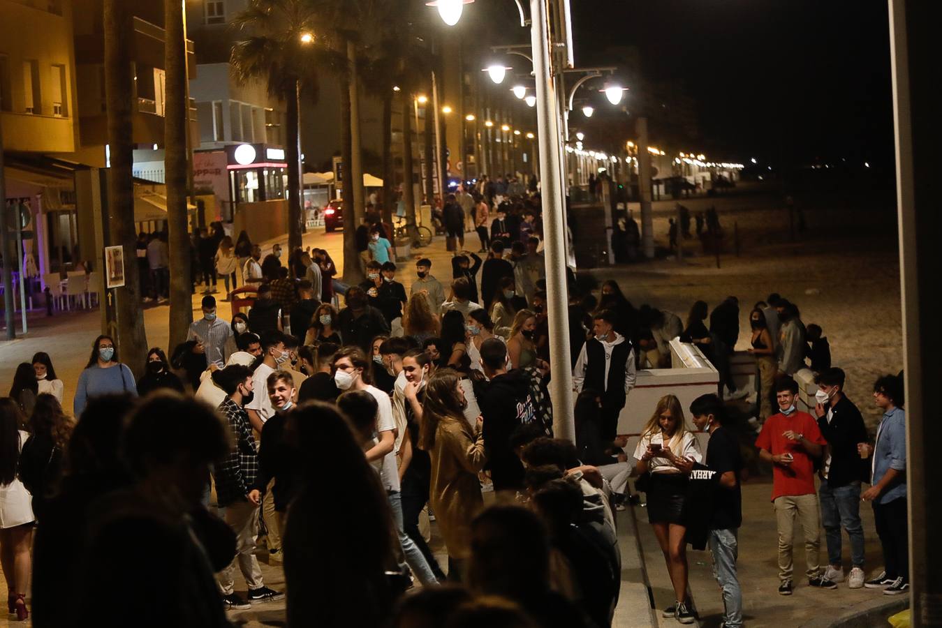 Fotos: Ambiente en la noche del fin del Estado de Alarma en Cádiz