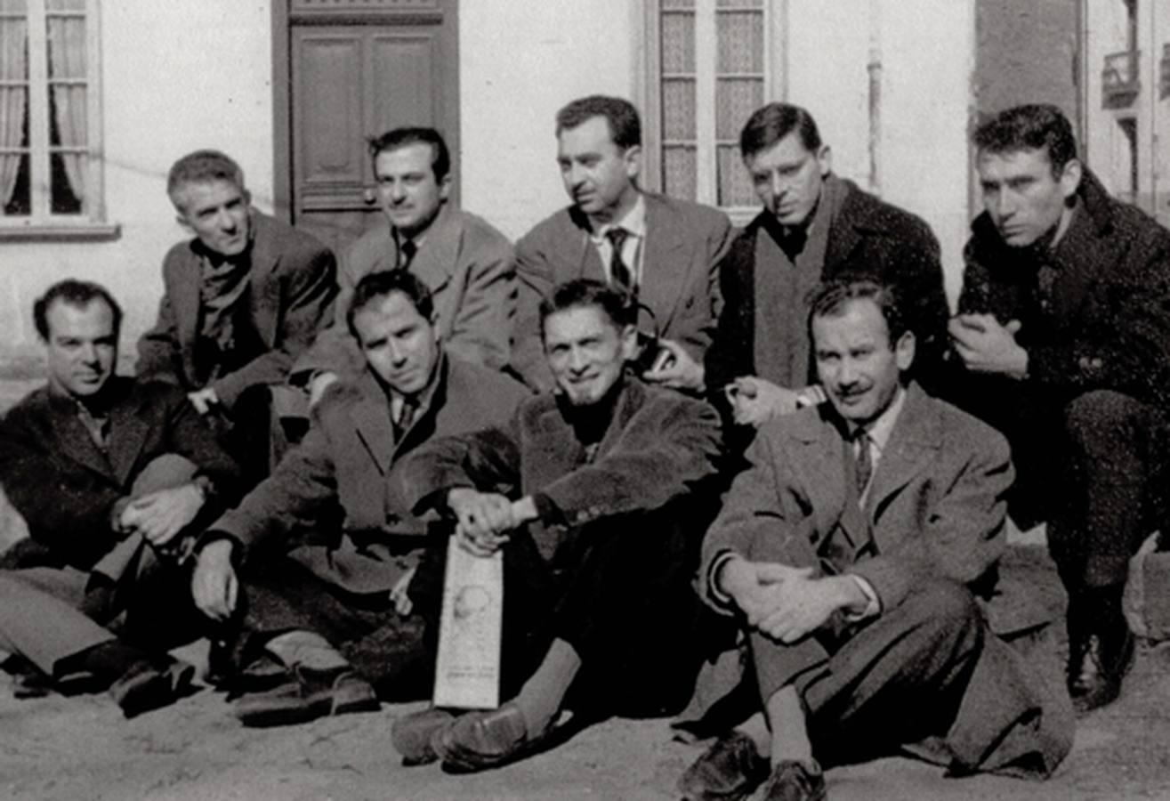 Homenaje a Antonio Machado en Collioure. De izquierda a derecha, en la parte de arriba: Blas de Otero, José A. Goytisolo, Ángel González, José A. Valente y un desconocido. En la parte de abajo: Jaime Gil de Biedma, Alfonso Costabreda, Carlos Barral y J.M. Caballero Bonald. 