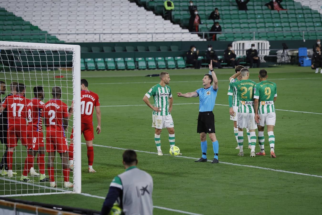 Victoria del Betis sobre el Granada (2-1)