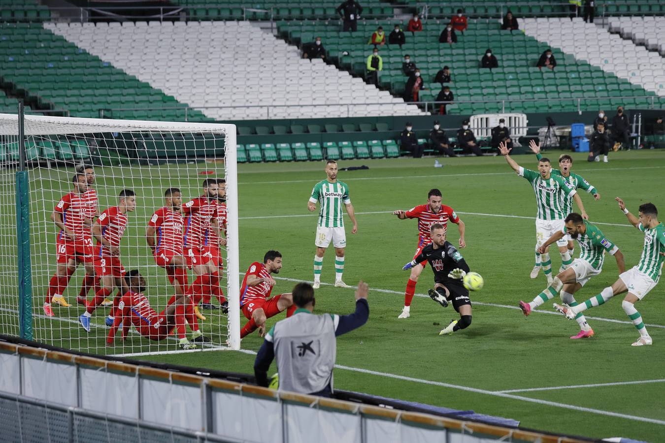 Victoria del Betis sobre el Granada (2-1)