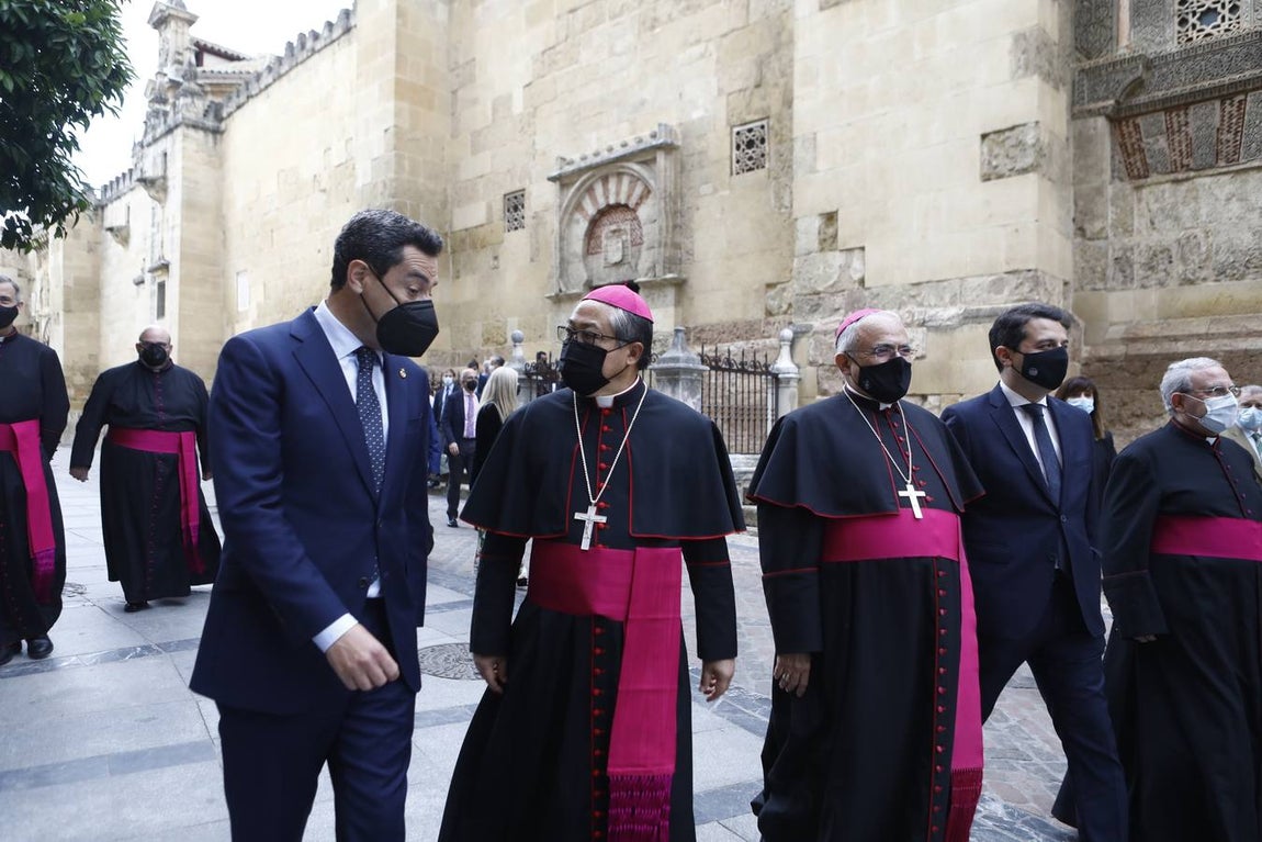 La visita del Nuncio del Papa y Juanma Moreno a las obras del Palacio Episcopal de Córdoba, en imágenes
