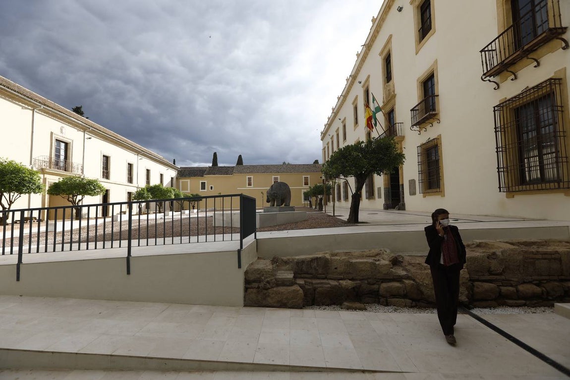 La visita del Nuncio del Papa y Juanma Moreno a las obras del Palacio Episcopal de Córdoba, en imágenes