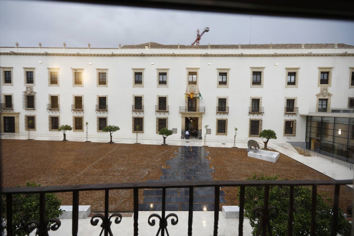 La visita del Nuncio del Papa y Juanma Moreno a las obras del Palacio Episcopal de Córdoba, en imágenes