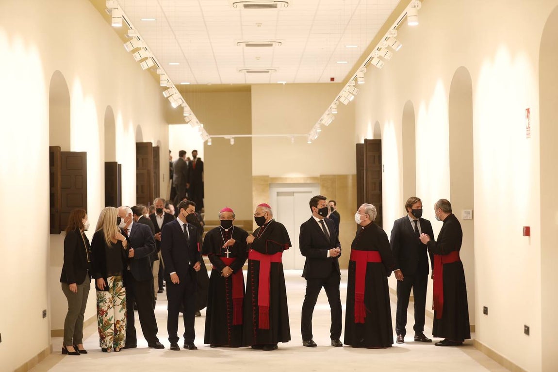 La visita del Nuncio del Papa y Juanma Moreno a las obras del Palacio Episcopal de Córdoba, en imágenes