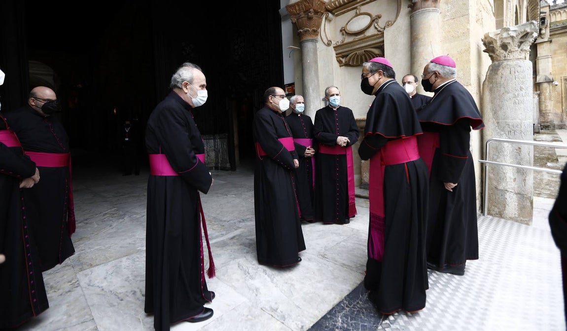 La visita del Nuncio del Papa y Juanma Moreno a las obras del Palacio Episcopal de Córdoba, en imágenes
