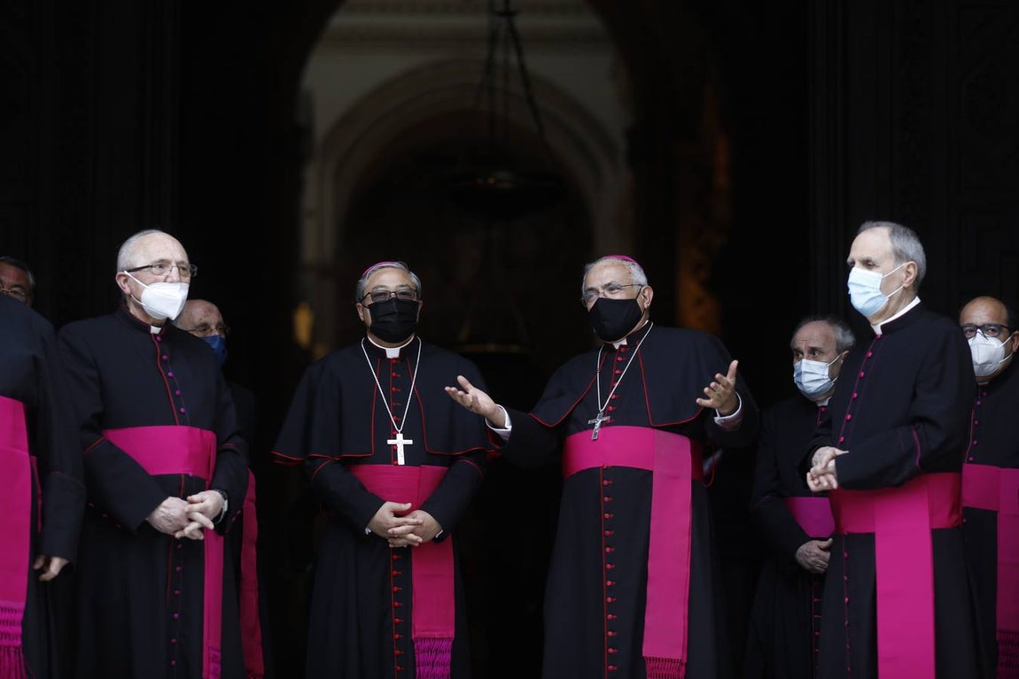 La visita del Nuncio del Papa y Juanma Moreno a las obras del Palacio Episcopal de Córdoba, en imágenes