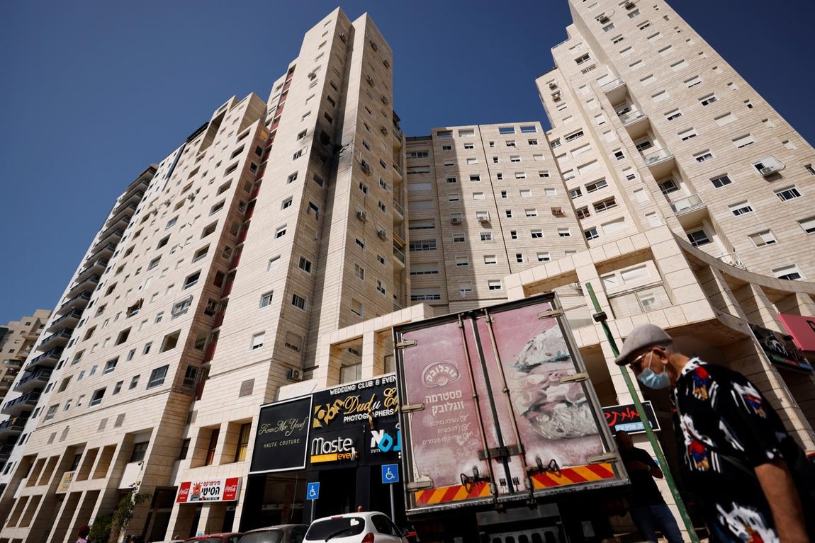 Edificio dañado por el impacto de un cohete lanzado desde Gaza. 