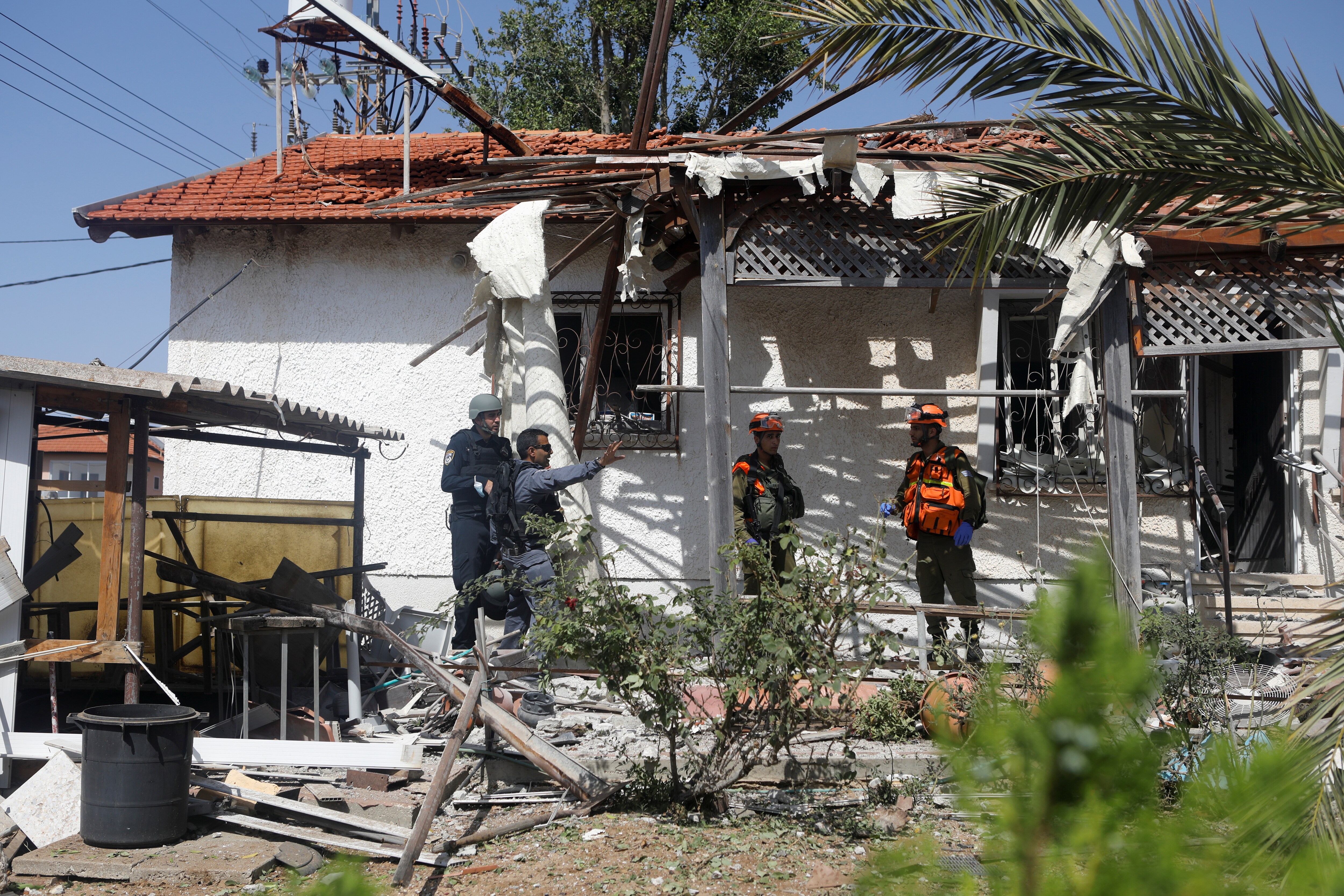 La policia israelí en una casa dañada por el impacto del cohete en Ashkelon. 