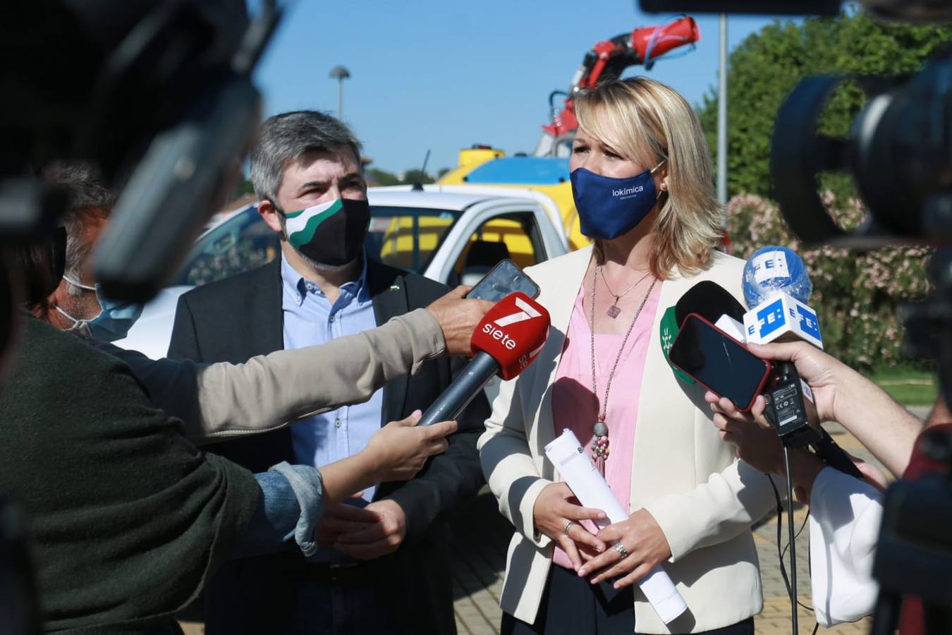 Labores de fumigación en Coria del Río