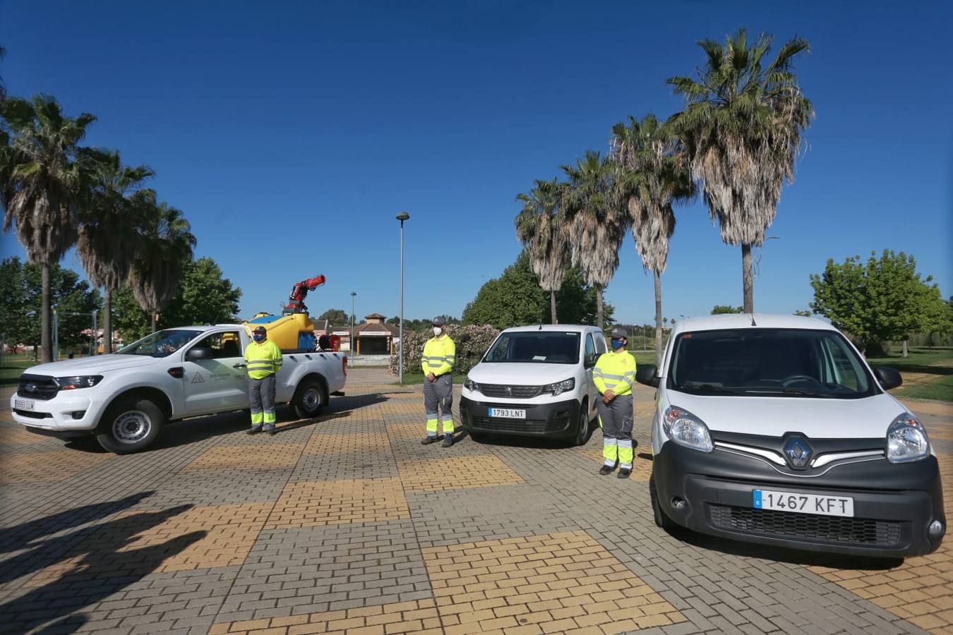 Labores de fumigación en Coria del Río