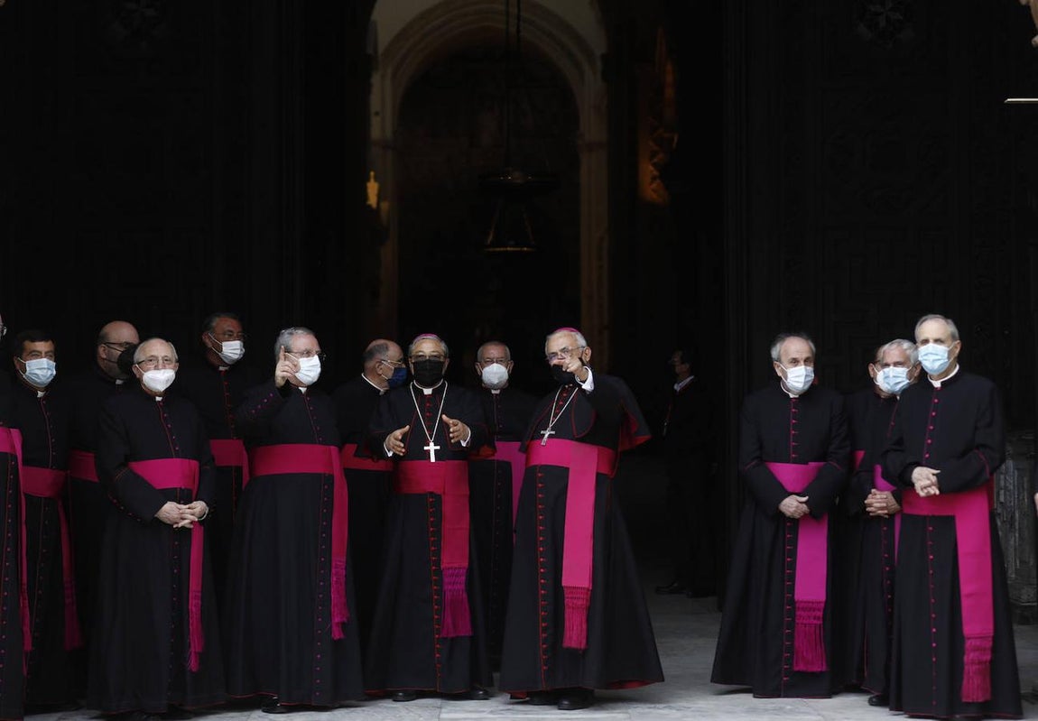 La visita del Nuncio del Papa y Juanma Moreno a las obras del Palacio Episcopal de Córdoba, en imágenes