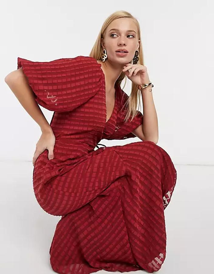 Vestido largo rojo oscuro con diseño cruzado a rayas de Asos (48,99€). 