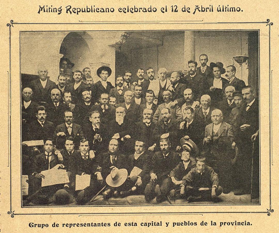 Enrique Solás (abajo, 2ª fila, 3º izda) entre los asistentes al mitin de Unión Republicana celebrado en Toledo el 12 de abril de 1903. Fotografía de Lucas Fraile. La Idea, 6 de junio de 1903.. 