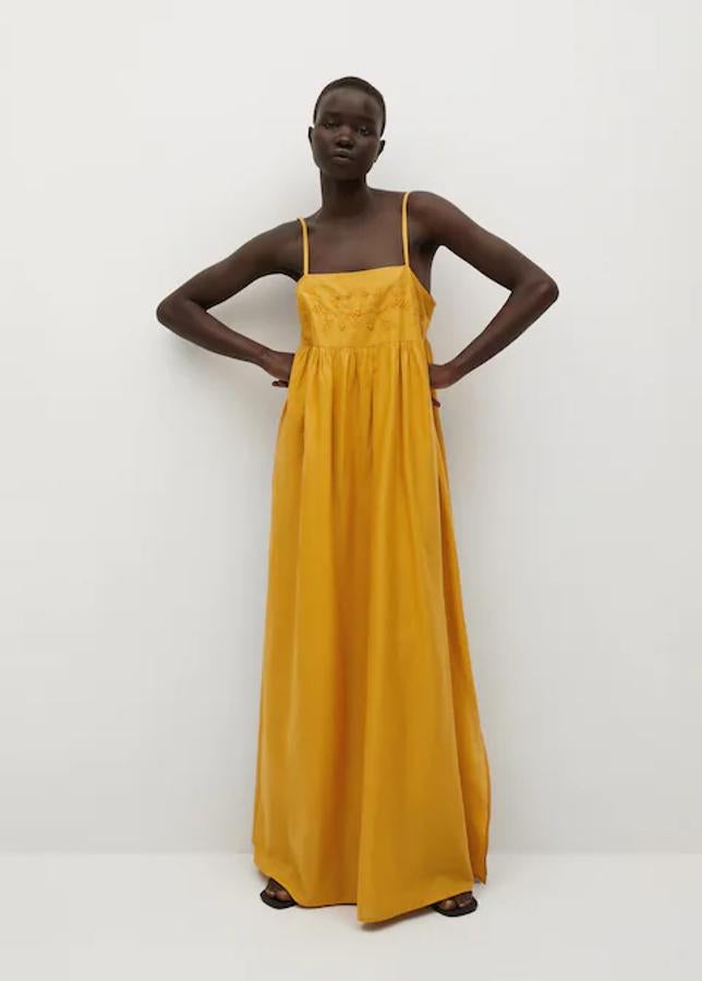 Vestido largo bordado de color amarillo de Mango (49,99€). 