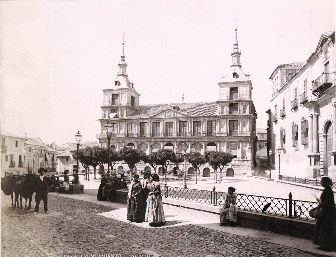 Toledo. Plaza del Ayuntamiento a fines del siglo XIX. Fotografía de Casiano Alguacil. Archivo Municipal de Toledo.. 