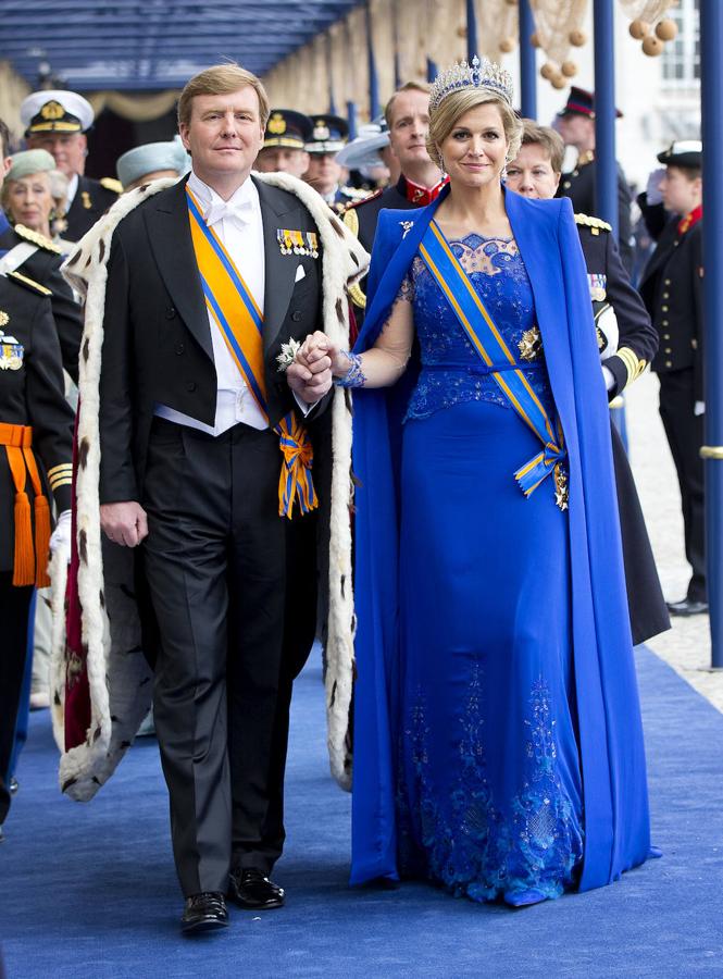 Para la ceremonia de coronación, la recién proclamada Reina apostó por un diseño azul de Jan Taminiau, uno de sus diseñadores holandeses de cabecera