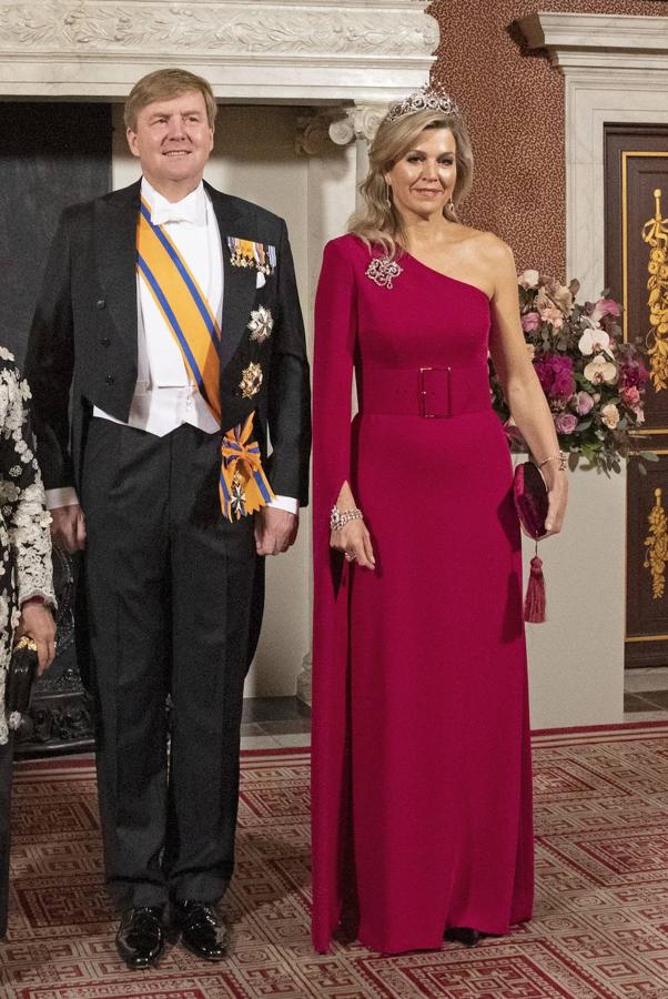 En esta ocasión, durante una cena de estado celebrada para homenajear a la presidenta de Singapur en 2018, la reina Máxima de Holanda apostó por un espectacular diseño burdeos con escote asimétrico y con una manga larga hasta el suelo obra del diseñador danés afincado en Holanda,Claes Iversen. El vestido llevaba además un cinturón incorporado que resaltaba la cintura de la consorte, que además escogió como joya el espectacular diamante Stuart, una de las piezas más valiosas de la familia real