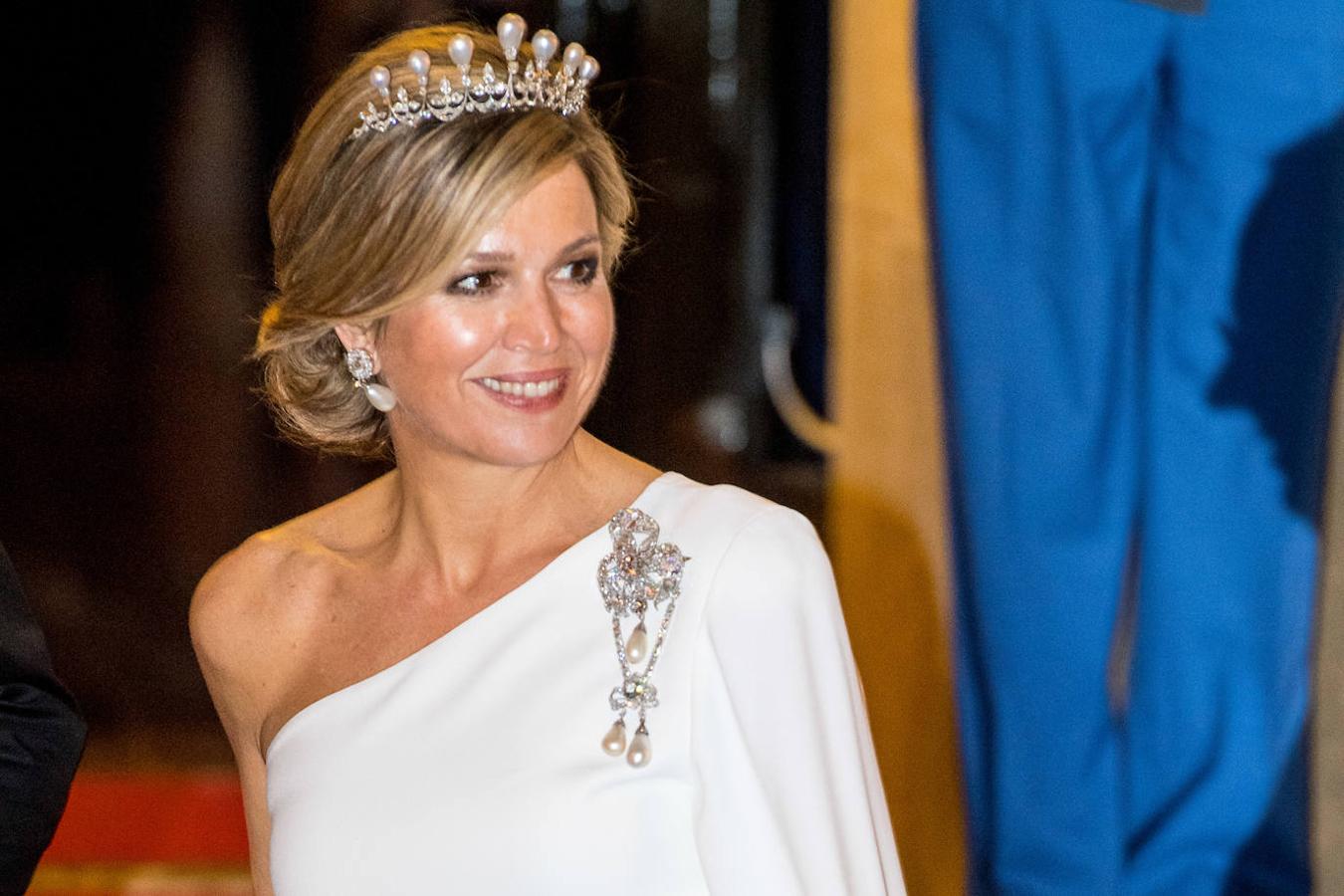 En abril de 2019, Máxima optó por un sofisticado diseño de color blanco e inspiración nupcial de Stella McCartney para asistir a la cena de gala con el cuerpo diplomático de Holanda. Un estilismo impecable.