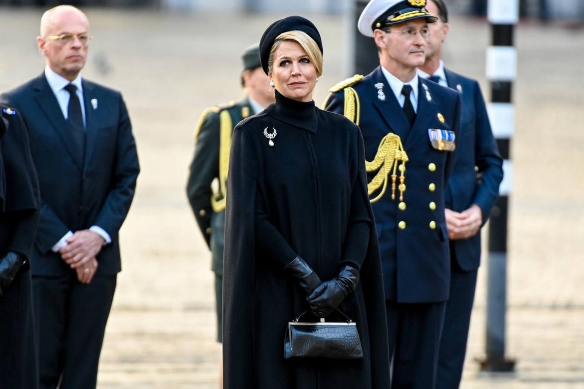 En una de sus últimas apariciones públicas, Máxima de Holanda apareció de riguroso luto para asistir a los actos del Día del Recuerdo en honor de los caídos, mientras la reina llora también en privado la reciente pérdida de uno de sus tíos