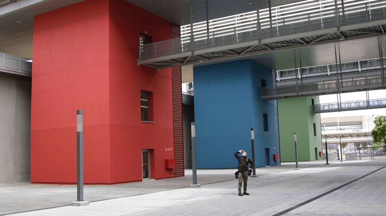 La Universidad de Sevilla recibe el primer edificio de la Politécnica en la Cartuja