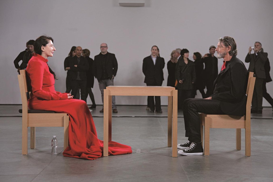 Ocho horas sentada en el MoMa (2010). Abramovic se sentó en una silla en el MoMA de Nueva York durante ocho horas al día para que los asistentes se sentaran frente a ella y la miraran a los ojos. Cuando Ulay, su expareja, tomó inesperadamente un asiento, ella se puso a llorar y se inclinó para agarrar sus manos. Aquel vídeo del encuentro fue visto por millones de personas en YouTube