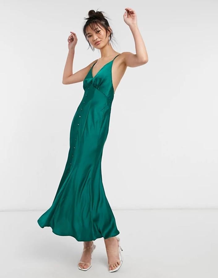 Vestido lencero de tirantes con botones es satén de Asos (47,99€). 