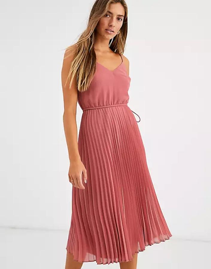 Vestido midi rosa oscuro de tirantes con diseño plisado y cordón ajustable de Asos (39,99€). 