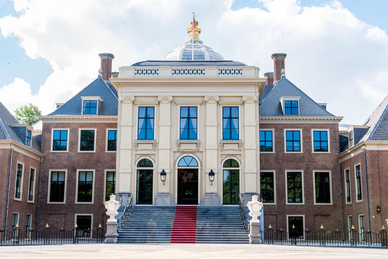 Huis ten Bosch, la residencia de Máxima y Guillermo de Holanda. Situada en La Haya, su nombre significa 'La casa del Bosque' ya que se encuentra rodeada de una vasta vegetación que les aporta un extra de privacidad a la familia.