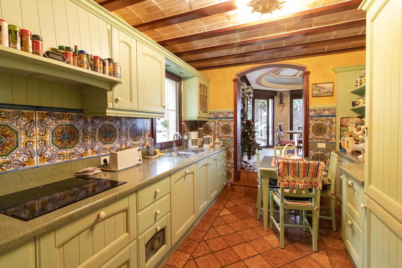 El palacete más lujoso de Tenerife busca dueño. La cocina principal tiene toques andaluces e integra electrodomésticos de última generación