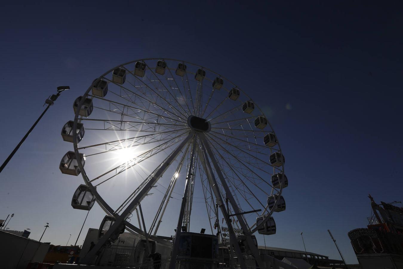 Vive Park Córdoba y los preparativos del parque de atracciones en el Arenal, en imágenes