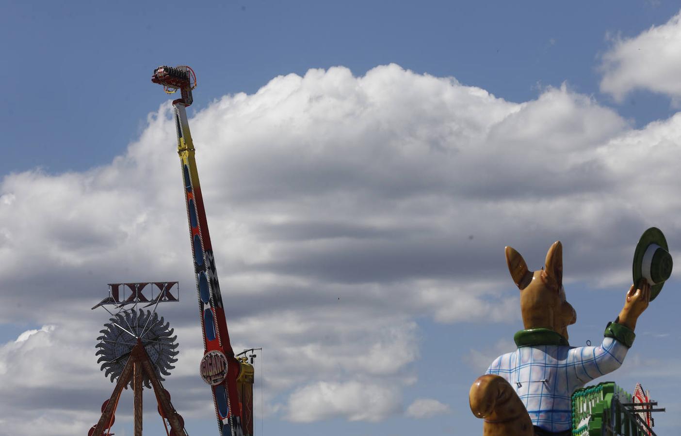 Vive Park Córdoba y los preparativos del parque de atracciones en el Arenal, en imágenes