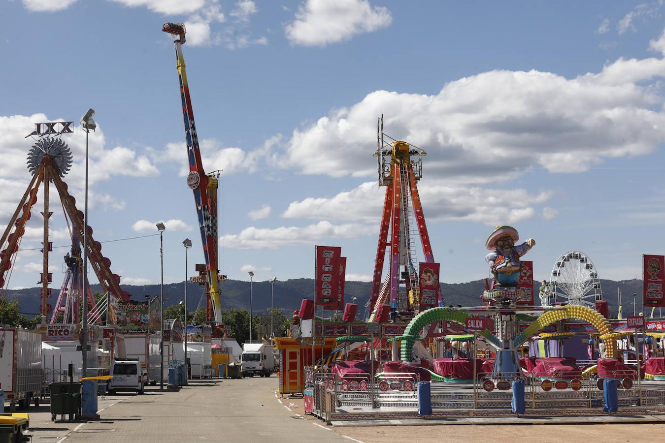 Vive Park Córdoba y los preparativos del parque de atracciones en el Arenal, en imágenes