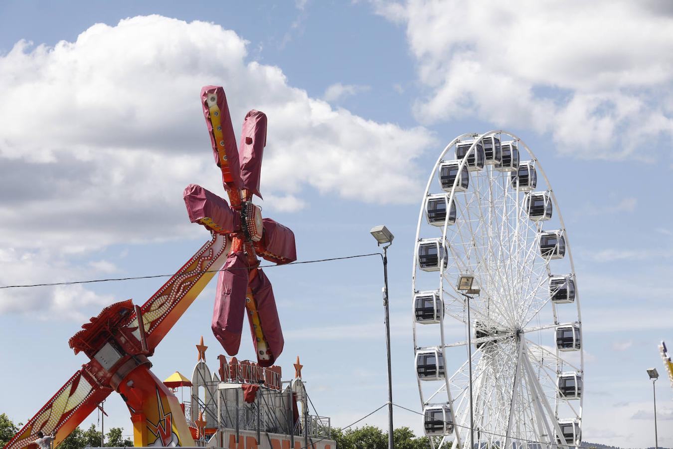 Vive Park Córdoba y los preparativos del parque de atracciones en el Arenal, en imágenes