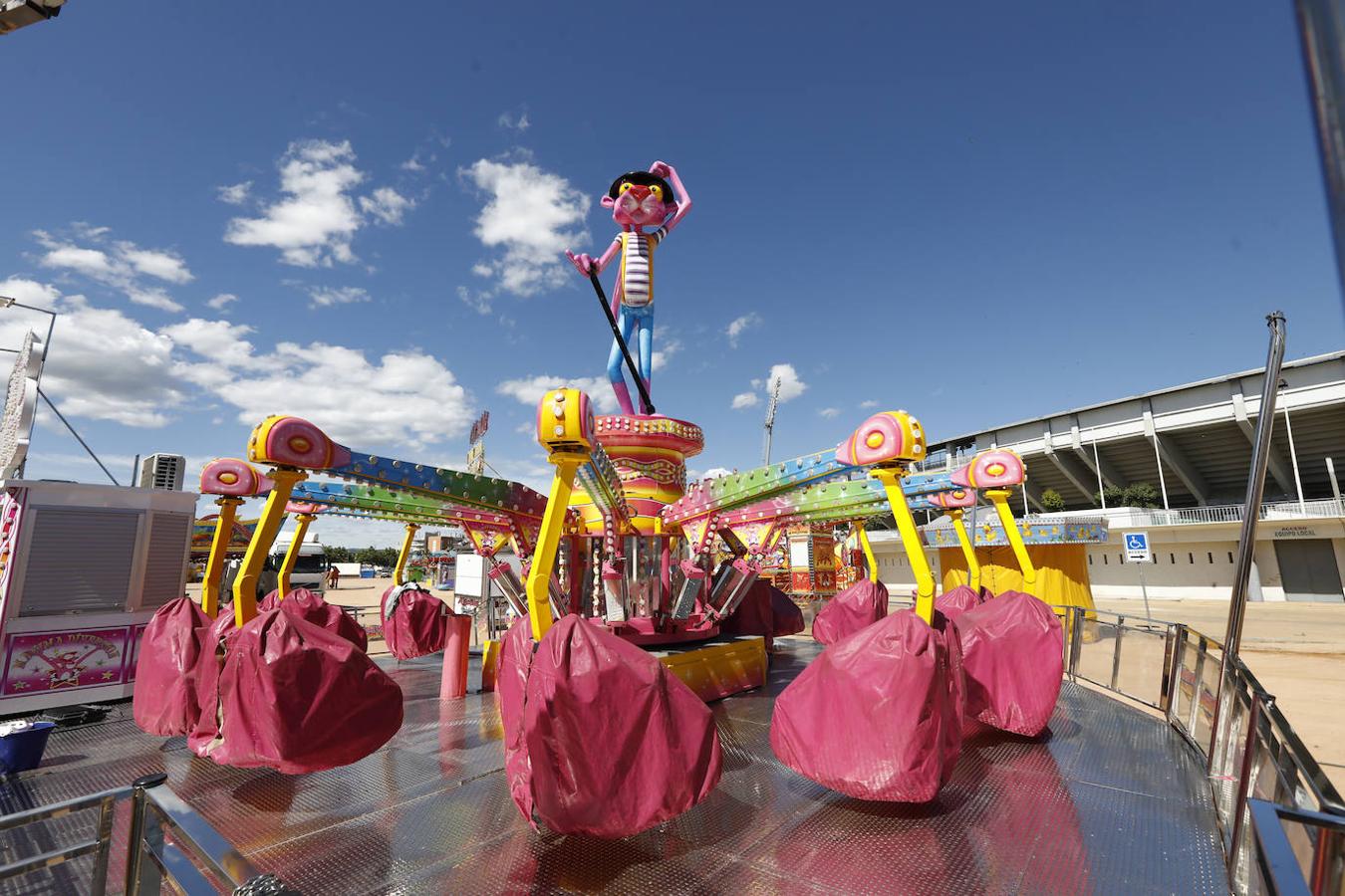 Vive Park Córdoba y los preparativos del parque de atracciones en el Arenal, en imágenes