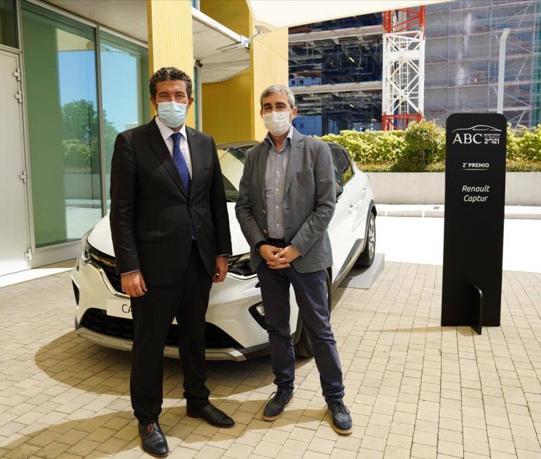 Julián Quirós, Director de ABC, posa junto a Jesús Presa, director de Comunicación, Impacto Social y Asuntos Públicos de Renault, delante del Captur, segundo clasificado. 