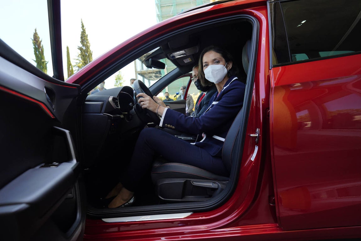 La ministra Reyes Maroto prueba el nuevo modelo del Seat León, que logró imponerse a once rivales tras sumar los resultados de los votos de los suscriptores, lectores de ABC y jurado profesional. 