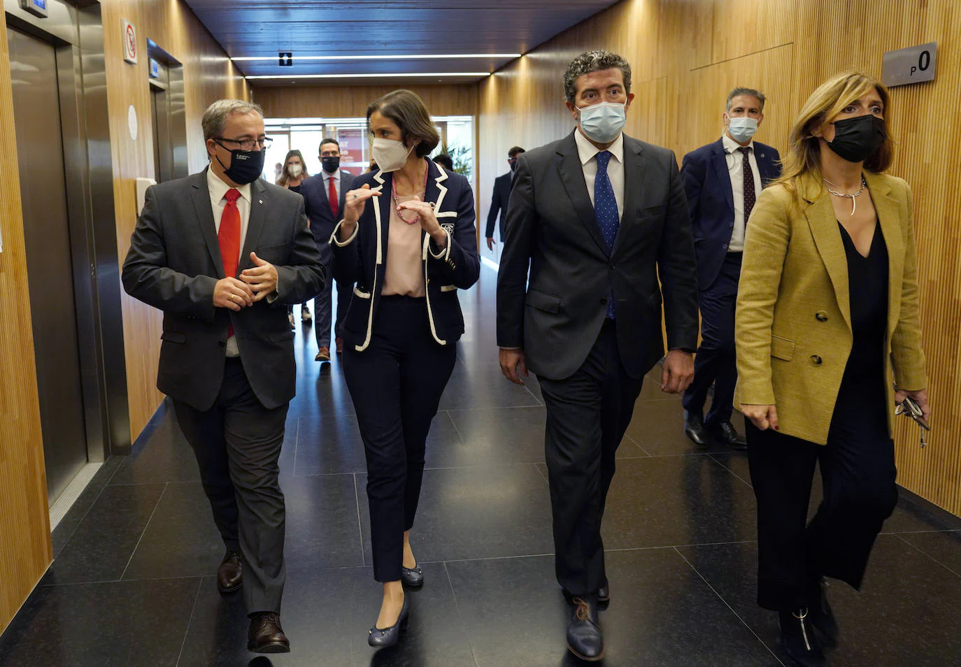 Mikel Palomera, Reyes Maroto, Julián Quirós y Ana Delgado, recorren los pasillos de la Casa de ABC en Madrid. 