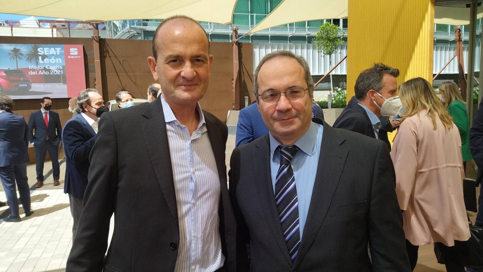 Eduardo Ajuria , director de Comunicación de Peugeot España, y a su derecha Jose María Botía, director de Comunicación de Opel España. 