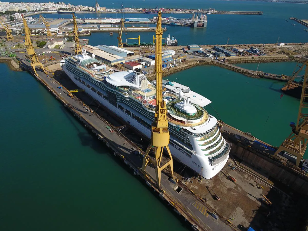 FOTOS: El crucero 'Jewel of the Seas' entrando en el astillero de Cádiz
