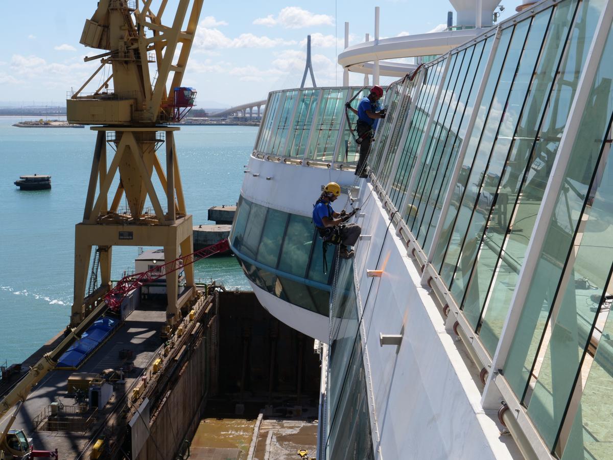 FOTOS: El crucero &#039;Jewel of the Seas&#039; entrando en el astillero de Cádiz