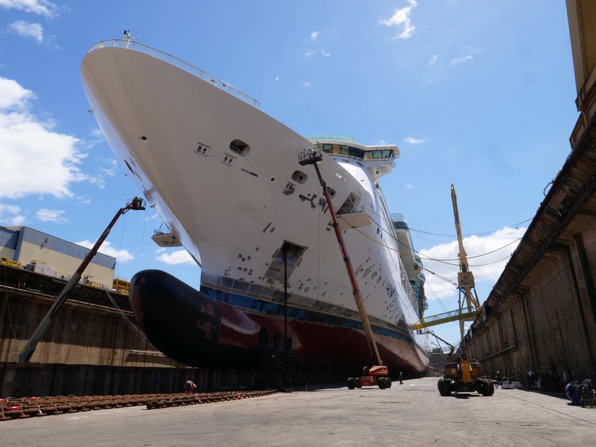 FOTOS: El crucero &#039;Jewel of the Seas&#039; entrando en el astillero de Cádiz