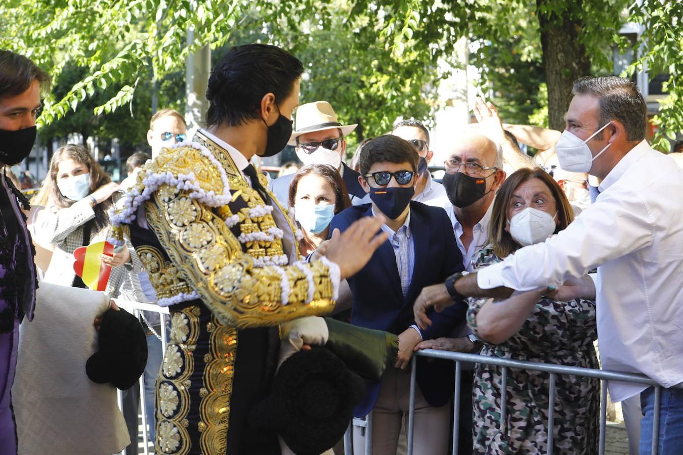 Toros en Córdoba | El ambiente de la primera corrida de la Feria de Mayo, en imágenes