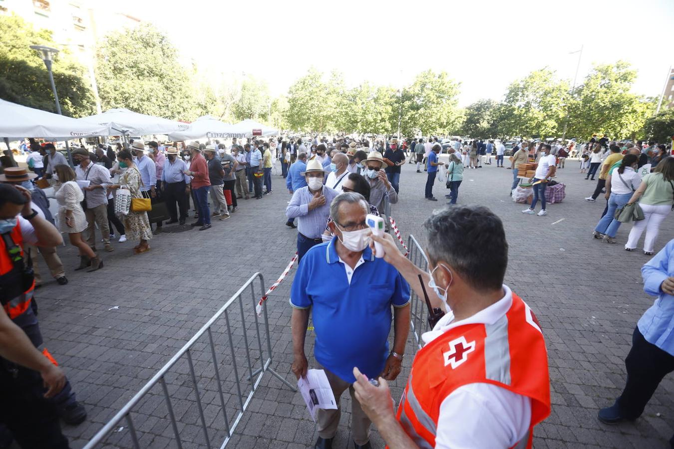 Toros en Córdoba | El ambiente de la primera corrida de la Feria de Mayo, en imágenes