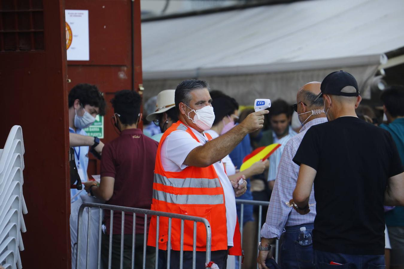 Toros en Córdoba | El ambiente de la primera corrida de la Feria de Mayo, en imágenes