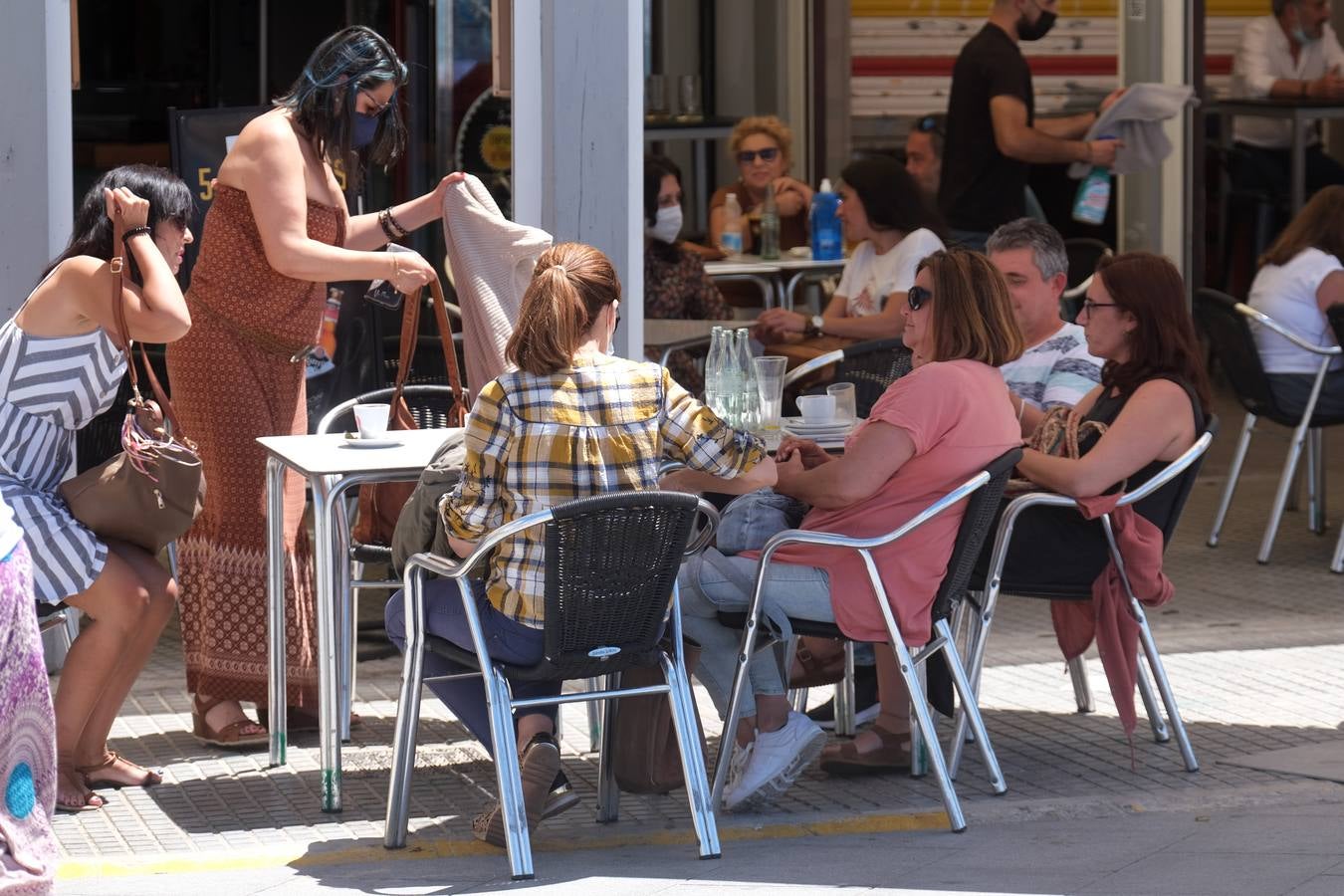 FOTOS: Gran ambiente en las playas y terrazas de Cádiz preámbulo del verano