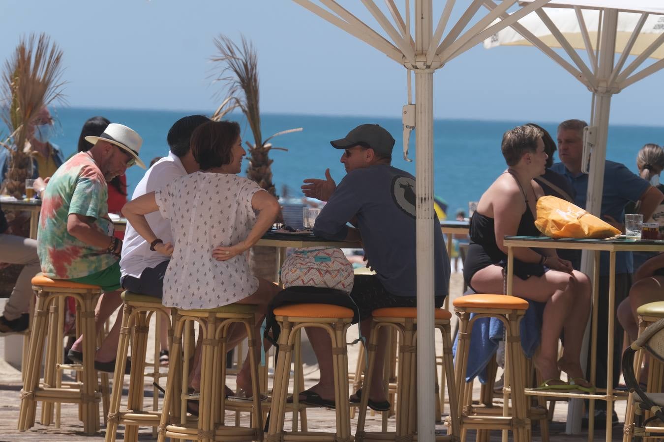 FOTOS: Gran ambiente en las playas y terrazas de Cádiz preámbulo del verano