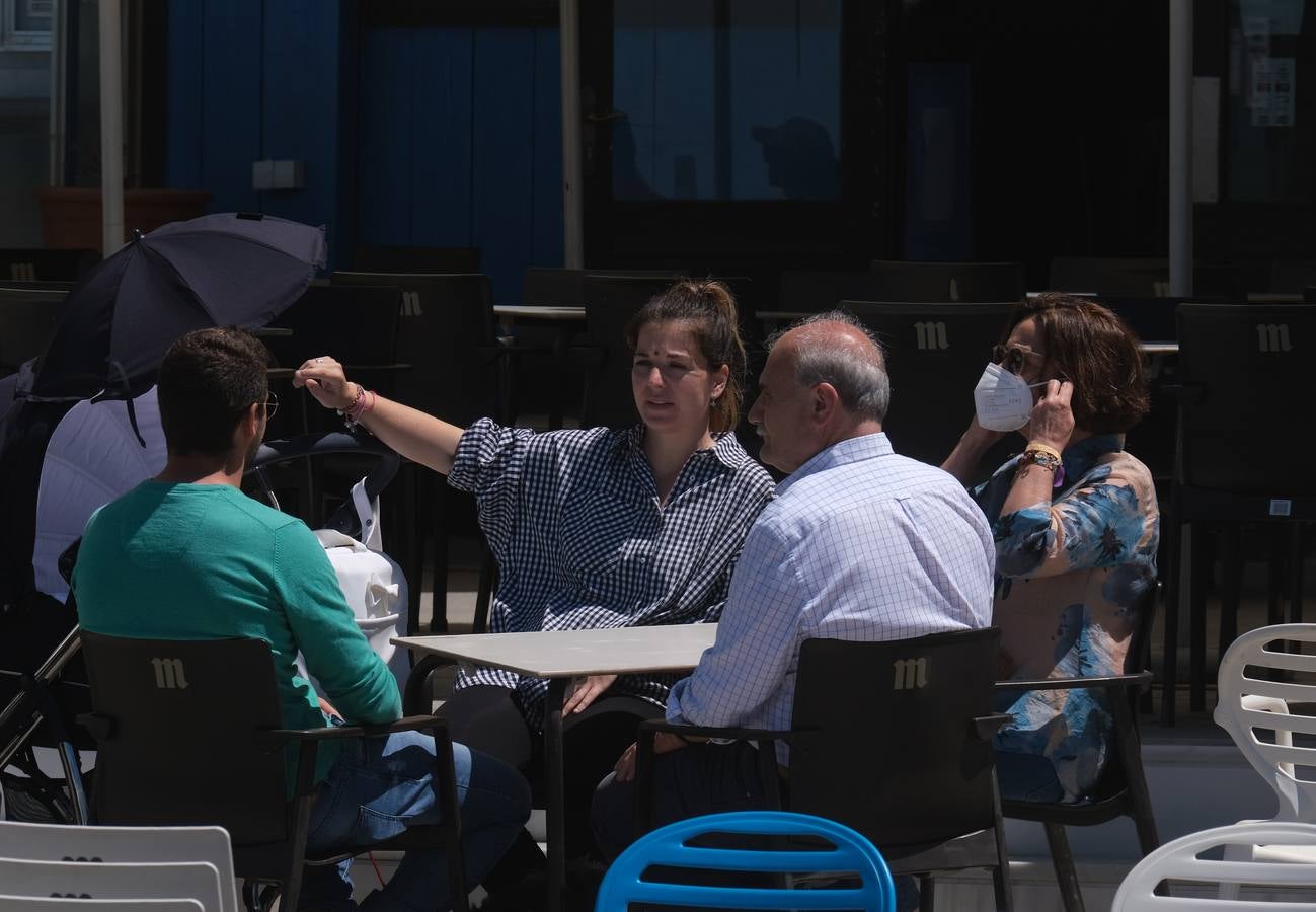 FOTOS: Gran ambiente en las playas y terrazas de Cádiz preámbulo del verano