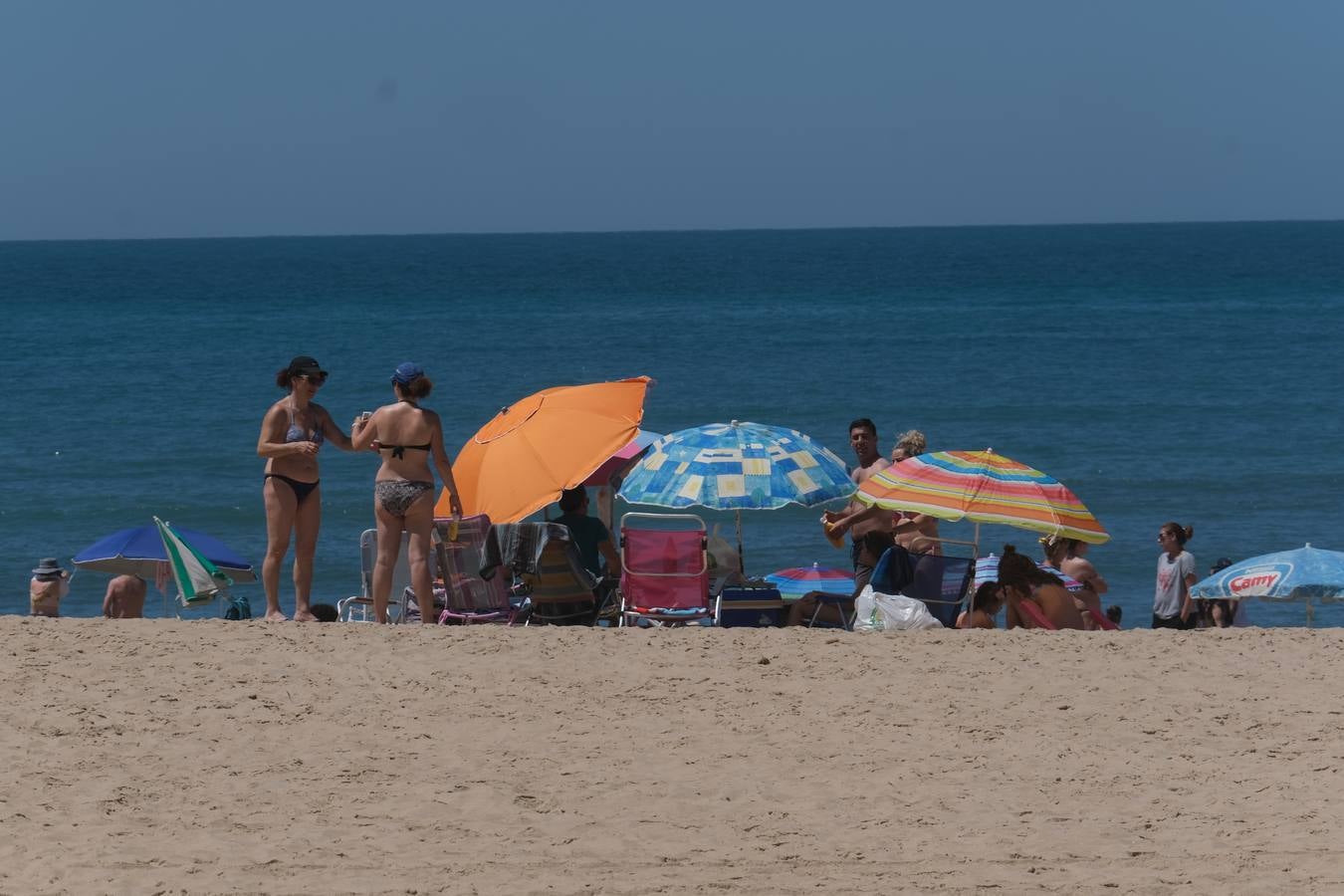 FOTOS: Gran ambiente en las playas y terrazas de Cádiz preámbulo del verano