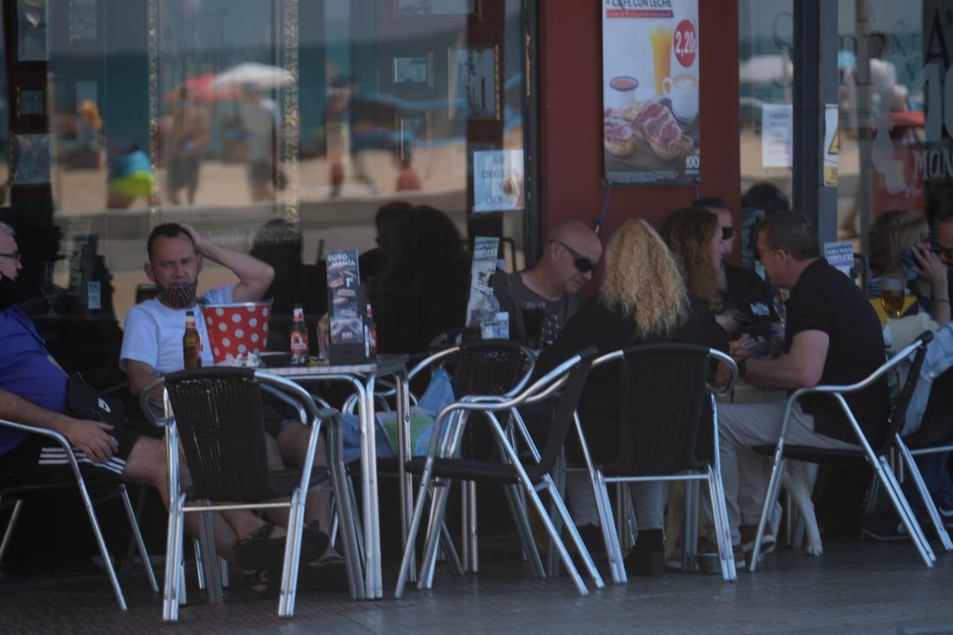 FOTOS: Gran ambiente en las playas y terrazas de Cádiz preámbulo del verano