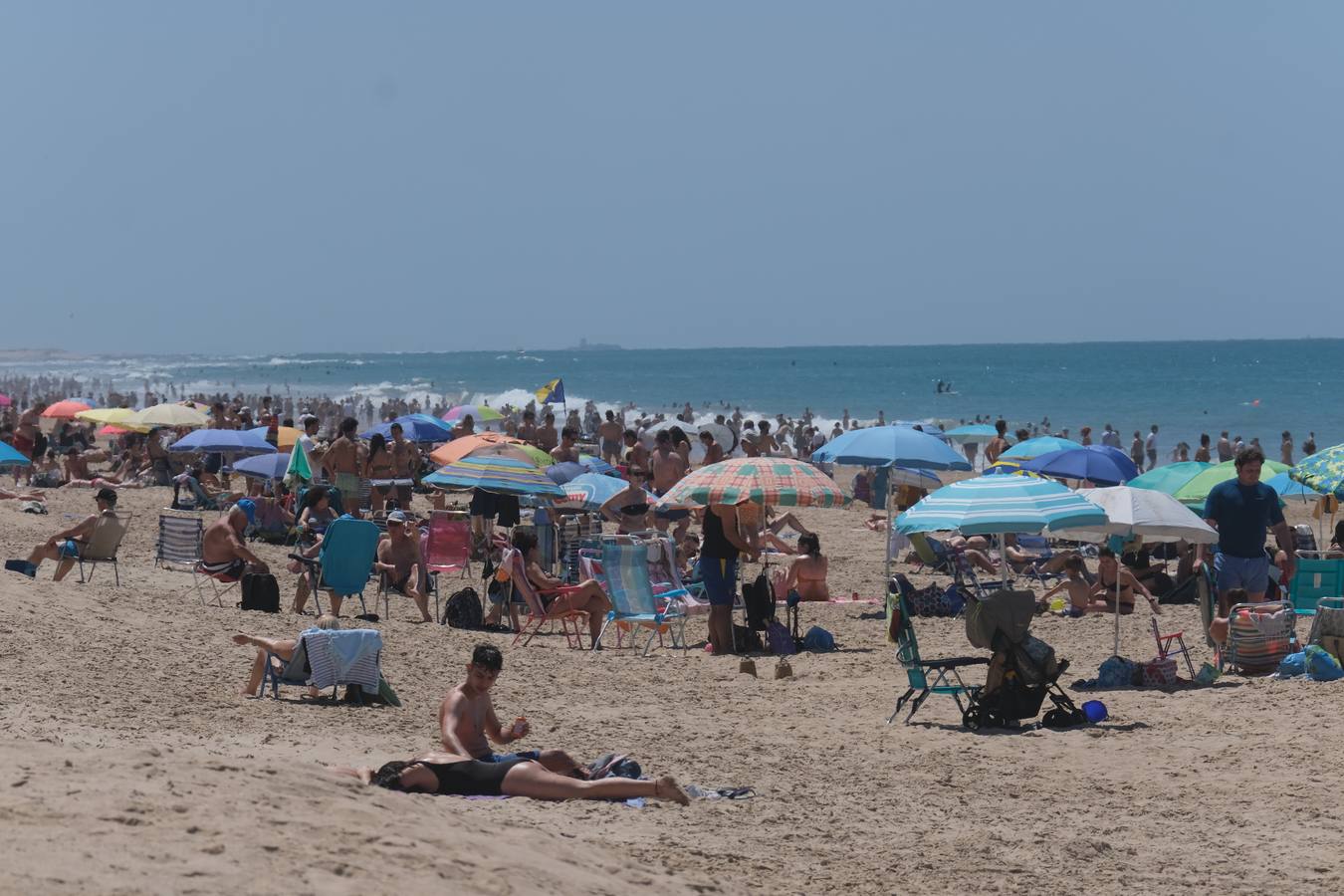 FOTOS: Gran ambiente en las playas y terrazas de Cádiz preámbulo del verano